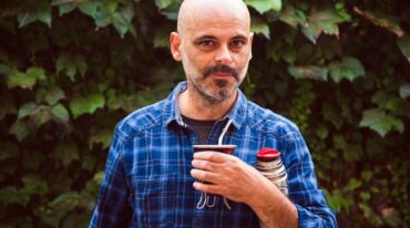 Ariel escribe desde muy pequeño y antes que nada fue un lector de lo más aleatorio ante cualquier libro que cayera en sus manos. gentileza
