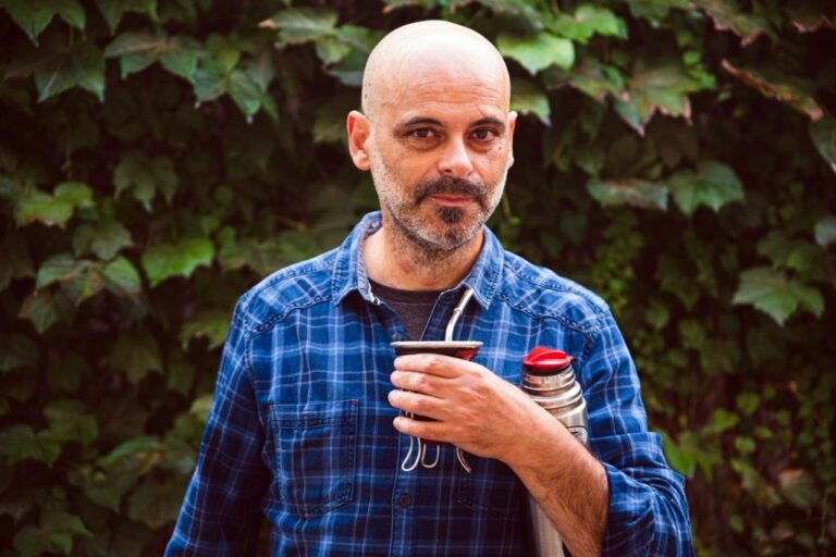 Ariel escribe desde muy pequeño y antes que nada fue un lector de lo más aleatorio ante cualquier libro que cayera en sus manos. gentileza