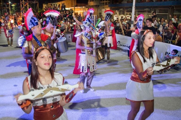 La edición 2023 del Carnaval de Paraná se realizó en un tramo de calle Gobernador Maciá. Prensa Municipalidad de Paraná