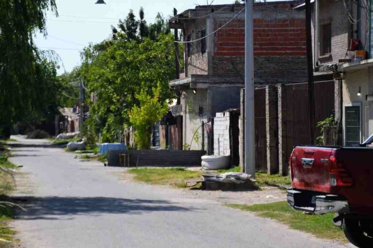 Un ataque a tiros en una calle de Rosario terminó con un niño de 11 años muerto y al menos otros tres menores heridos de bala. Marcelo Manera.