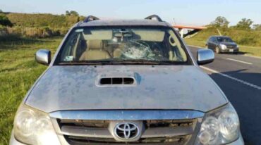 El hombre rescatado dejó caer una botella que impactó en una camioneta que circulaba por la autopista. Gentileza.