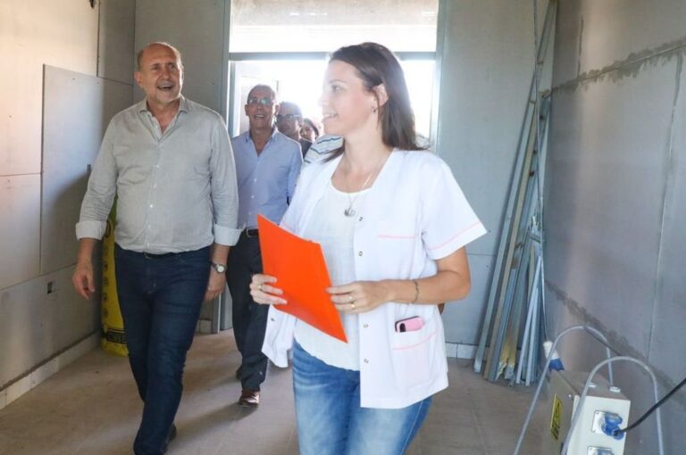Los trabajos se llevan a cabo sobre una superficie cubierta y semi cubierta: 700m² y una superficie de espacios abiertos y públicos de 1.250m². Gentileza