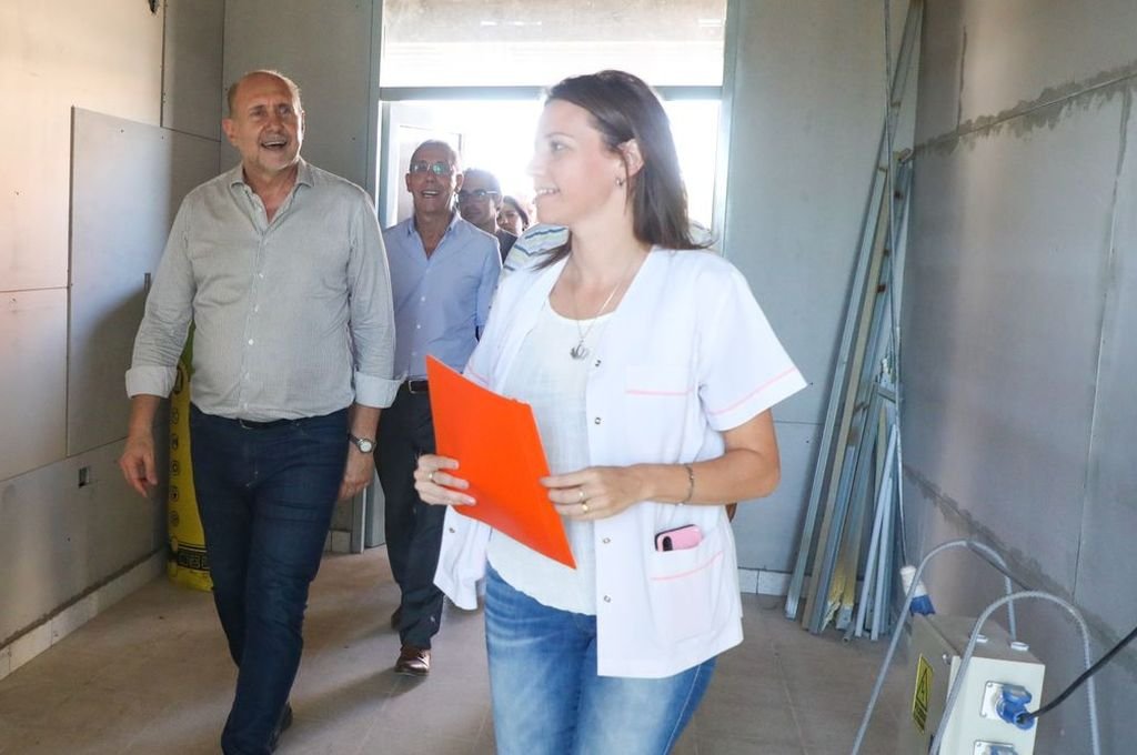 Los trabajos se llevan a cabo sobre una superficie cubierta y semi cubierta: 700m² y una superficie de espacios abiertos y públicos de 1.250m². Gentileza