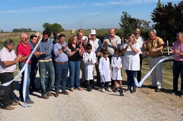 Alumnos e integrantes de la comunidad educativa de la Escuela N° 6100 fueron los encargados de cortar las cintas y dejar inaugurada la obra. Gentileza