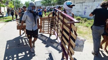 Casi un centenar de vecinos fue hasta la zona de Cabal al 1300 bis para intentar derribar una casa en construcción en la que