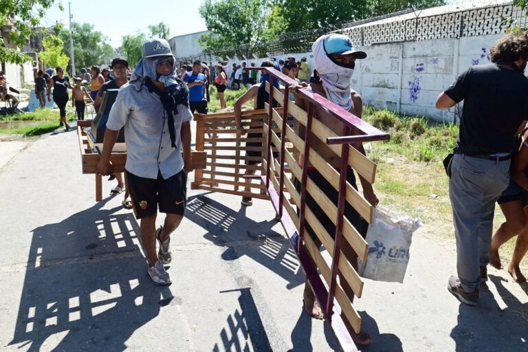 Casi un centenar de vecinos fue hasta la zona de Cabal al 1300 bis para intentar derribar una casa en construcción en la que