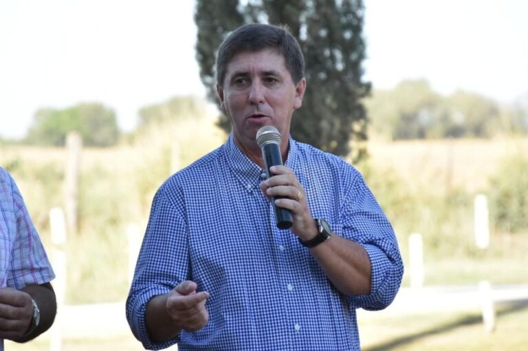 El senador Pirola durante su visita a Nuevo Torino. Gentileza