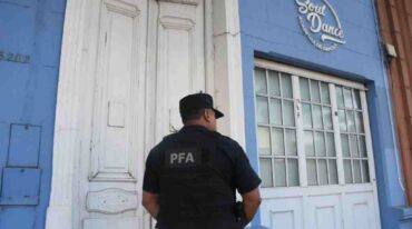 El momento en que los agentes federales allanan el inmueble en Gdor. Vera al 3200. Guillermo Di Salvatore.