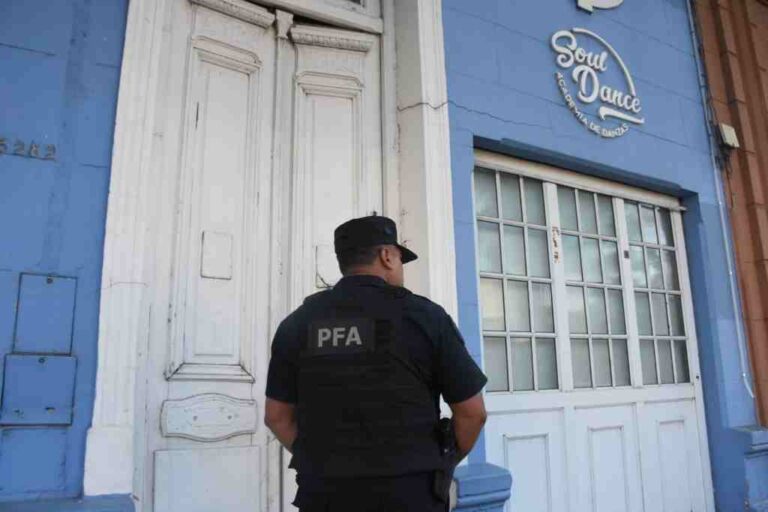 El momento en que los agentes federales allanan el inmueble en Gdor. Vera al 3200. Guillermo Di Salvatore.