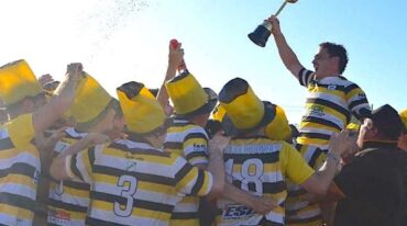 Camatí celebró el año pasado la obtención de la Zona Promoción en el Torneo Provincial Entrerriano. El plantel elevó hacia lo más alto a su capitán