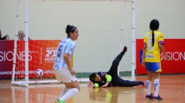 La arquera colombiana no pudo con el remate de Bárbara Ruiz