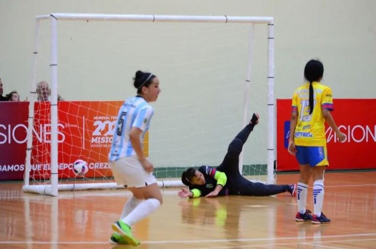 La arquera colombiana no pudo con el remate de Bárbara Ruiz