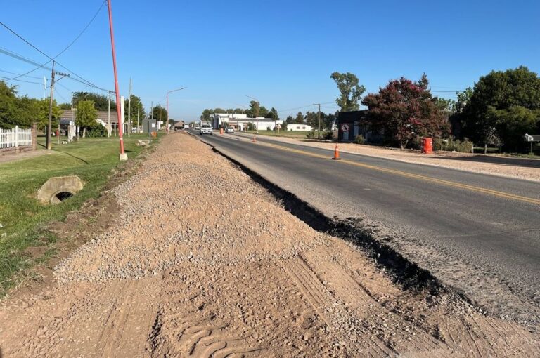 El gobernado provincial sostuvo que la obra tiene 24 meses de plazo de ejecución y el presupuesto actualizado supera los 26.000 millones de pesos (26.573.088.834) invertidos en todo el corredor