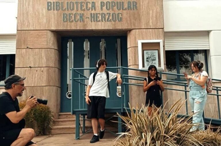 'Estamos tan rodeados de tecnología que quisimos recuperar eso de abrir un libro y que nuestra imaginación vuele'