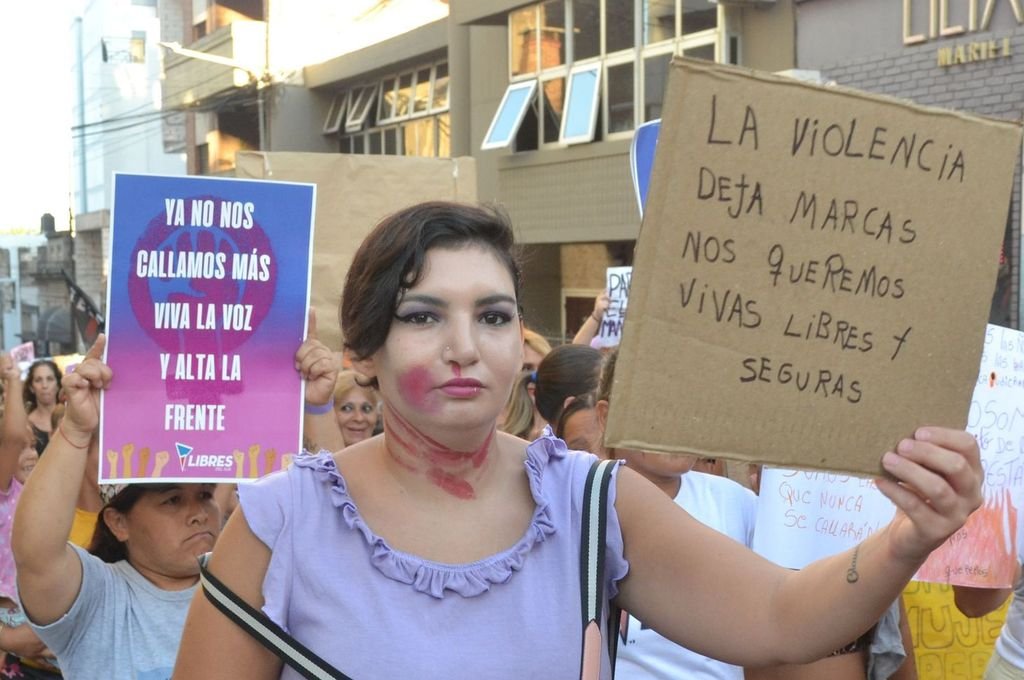 Los carteles fueron el medio de expresión de los miles de participantes en la marcha del 8M en Paraná. Aldana Badano