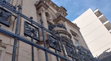 El edificio donde funciona la biblioteca tiene más de 100 años y fue inaugurado en 1910.