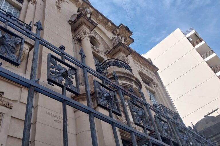 El edificio donde funciona la biblioteca tiene más de 100 años y fue inaugurado en 1910.