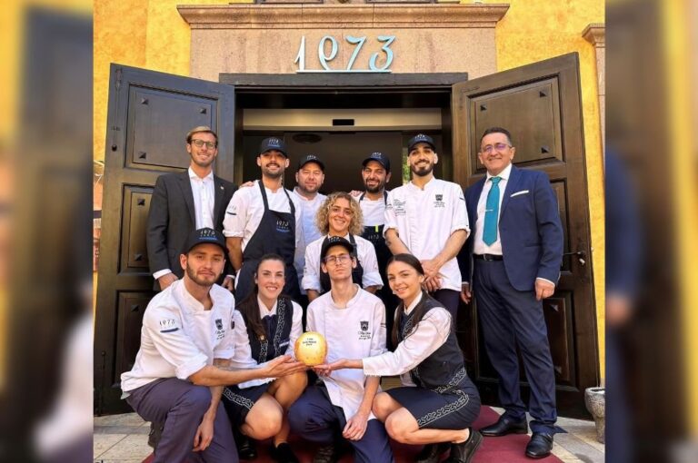 El chajariense junto a su equipo de trabajo
