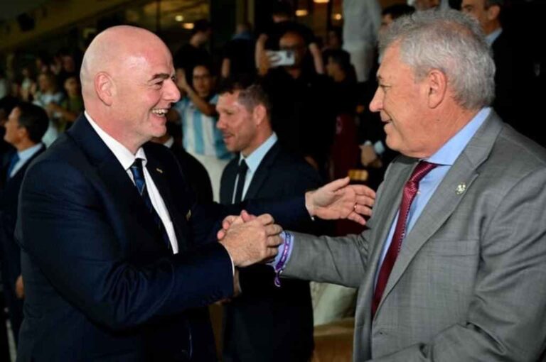 Gianni Infantino y Nery Pumpido. Archivo.