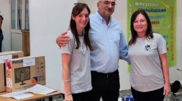 El senador por Castellanos junto a representantes de instituciones.  Gentileza