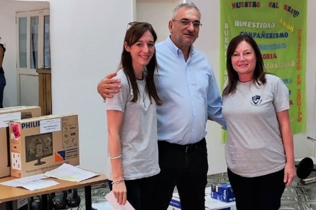 El senador por Castellanos junto a representantes de instituciones.  Gentileza