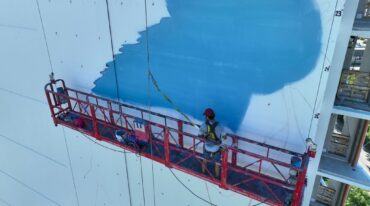 Ya se empiezan a apreciar los primeros colores en la extensa pared.  Mirador