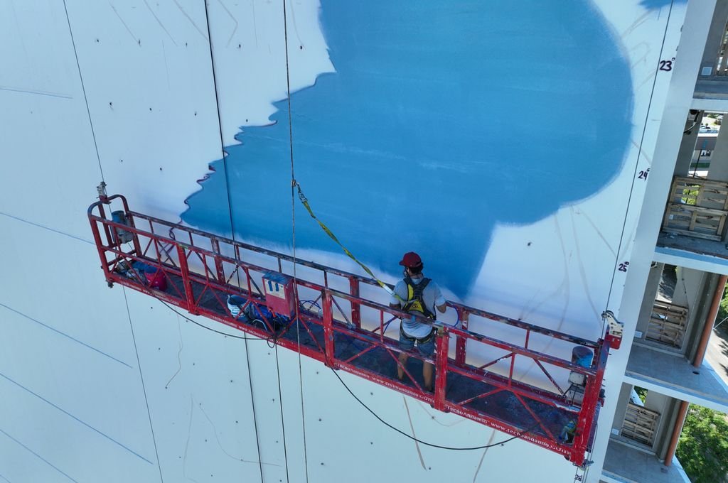 Ya se empiezan a apreciar los primeros colores en la extensa pared.  Mirador