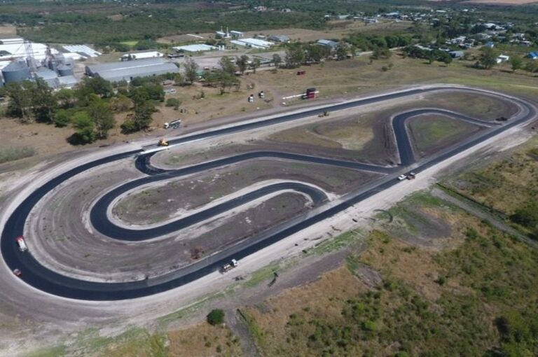 Impactante vista del flamante kartódromo de La Paz