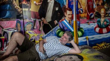 Marcos López junto a sus pinturas. Gentileza: Guillermo Turín Bootello.