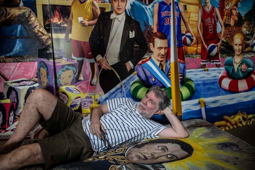 Marcos López junto a sus pinturas. Gentileza: Guillermo Turín Bootello.