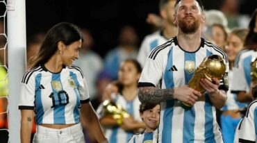 Las familias de los futbolistas participaron de la celebración tras el partido. Reuters.