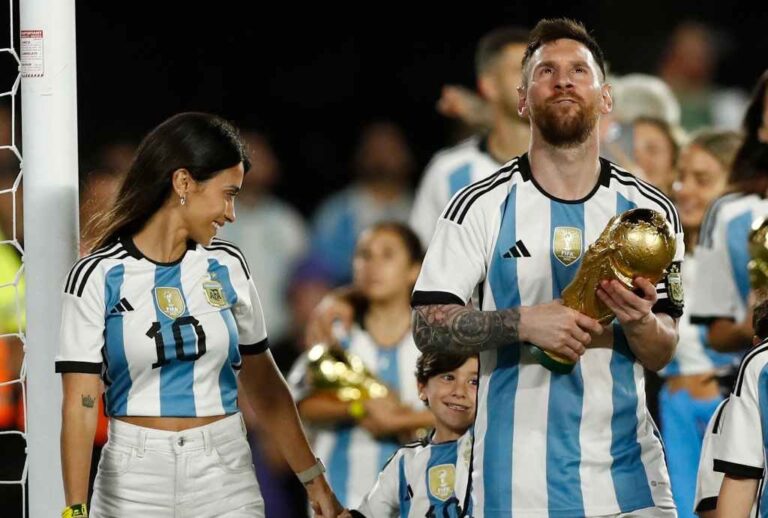 Las familias de los futbolistas participaron de la celebración tras el partido. Reuters.