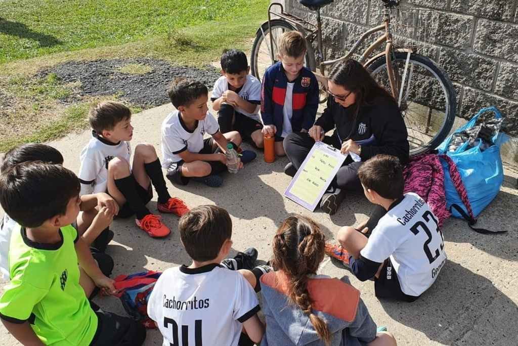 Rossi es entrenadora del fútbol inferior en Atlético San Jorge y actualmente tiene a su cargo la categoría Novena Especial y el fútbol de mujeres de dicho club. Gentileza.