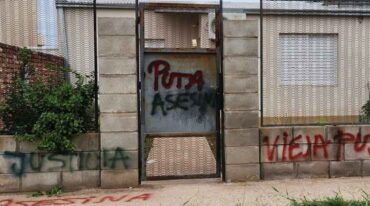 Escrache y repudio. Los manifestantes pintaron la casa de la mujer que maltrataba a Lola. Gentileza: Ariel Vergara.