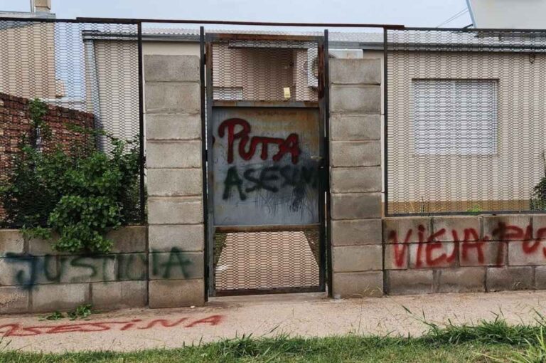 Escrache y repudio. Los manifestantes pintaron la casa de la mujer que maltrataba a Lola. Gentileza: Ariel Vergara.