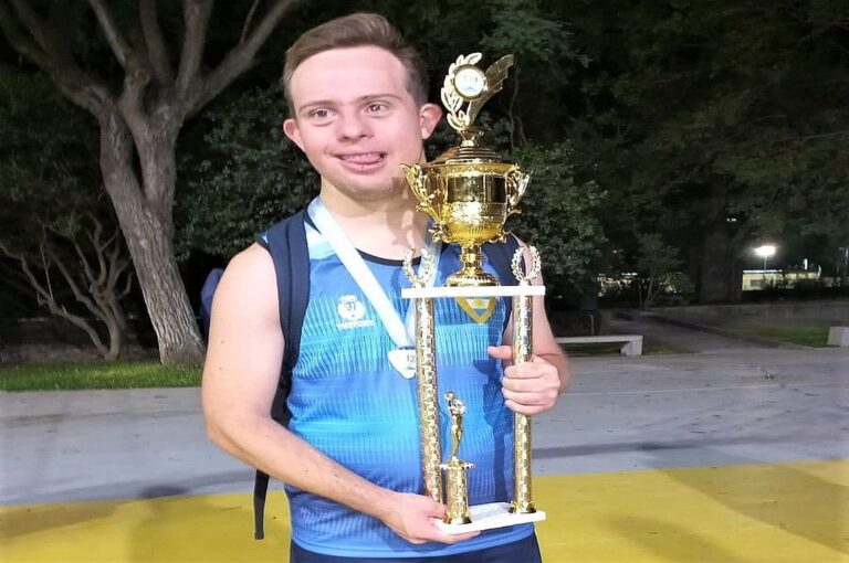 Facu Villegas muestra orgulloso el trofeo del título.