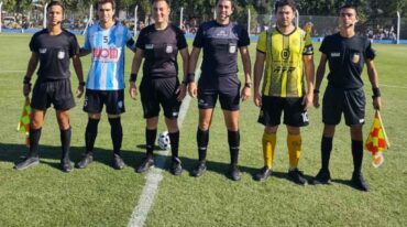 La foto de los capitanes y los árbitros del partido de Trebolense frente a La Emilia. Gentileza.