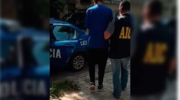 Efectivos de la AIC se apostaron el miércoles frente a una vivienda de calle Balcarce al 2000