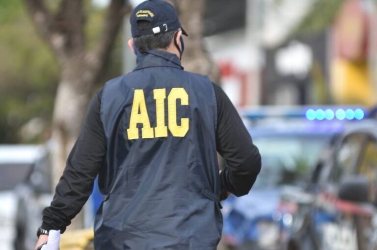 Los delincuentes intentaban abrir los vehículos estacionados con inhibidores de señal Mirador