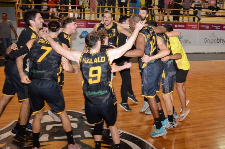 La cancha llena y las goteras ratificaron que Libertad siempre sufre. La victoria matutina y la fiesta nocturna en El Hogar de los Tigres lo pusieron en semifinales. Gentileza