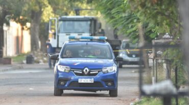 El sonido de los disparos alteró a vecinas y vecinos que a esa hora de la tarde estaban en la vereda. Varios llamaron al 911 y denunciaron la balacera y que había una persona tirada. Mirador