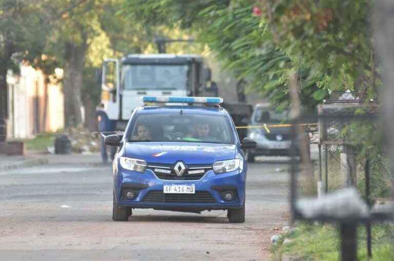 El sonido de los disparos alteró a vecinas y vecinos que a esa hora de la tarde estaban en la vereda. Varios llamaron al 911 y denunciaron la balacera y que había una persona tirada. Mirador