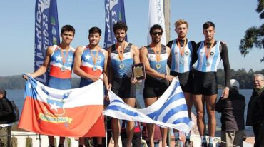 Emiliano Calderón (en el borde derecho) y Santiago Deandrea con la presea de plata