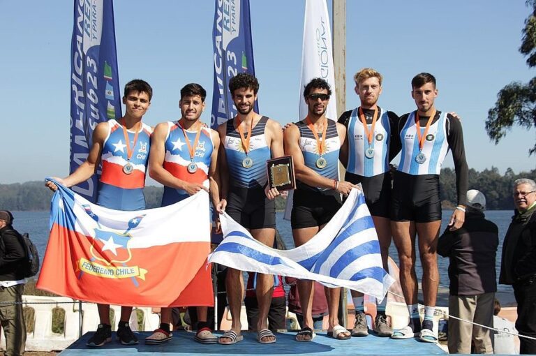 Emiliano Calderón (en el borde derecho) y Santiago Deandrea con la presea de plata
