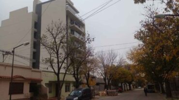El edificio de España entre 9 de Julio y Pueyrredón desde donde cayó el tanque. Gentileza.