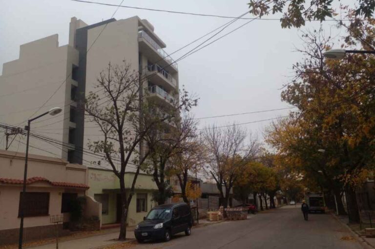El edificio de España entre 9 de Julio y Pueyrredón desde donde cayó el tanque. Gentileza.