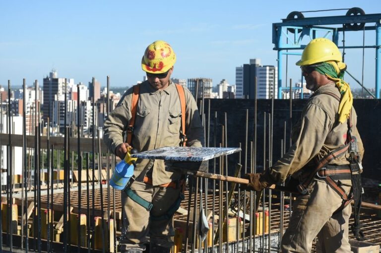 Pusineri valora que las partes estén sentadas en la mesa para evitar que los conflictos exploten y se traduzcan en cortes de ruta. Por eso habrá periodicidad mientras dure la turbulencia económica financiera. El ministro recordó que hubo un muy buen cumplimiento provincial de pagos de obras en la provincia y pidió ser compresivos ante la actual situación. Mirador