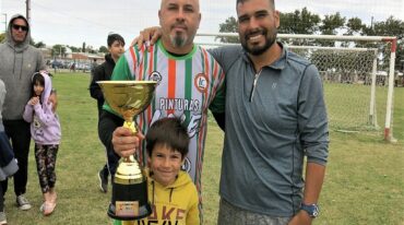 Diego Escoubue entrega el trofeo al campeón.