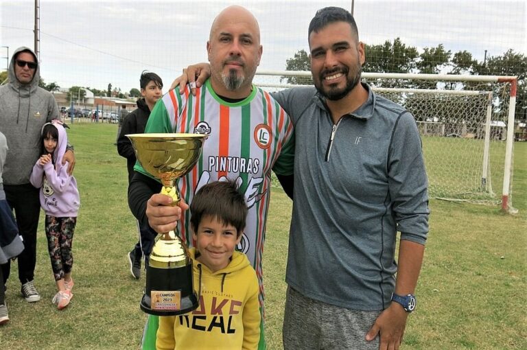 Diego Escoubue entrega el trofeo al campeón.