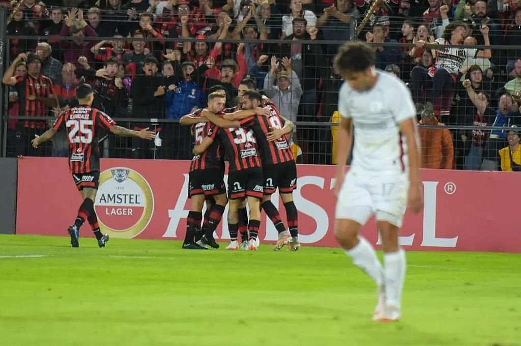 Debut histórico de Patronato en el Grella. Goleó 4 a 1 a Melgar de Perú.  Prensa Patronato